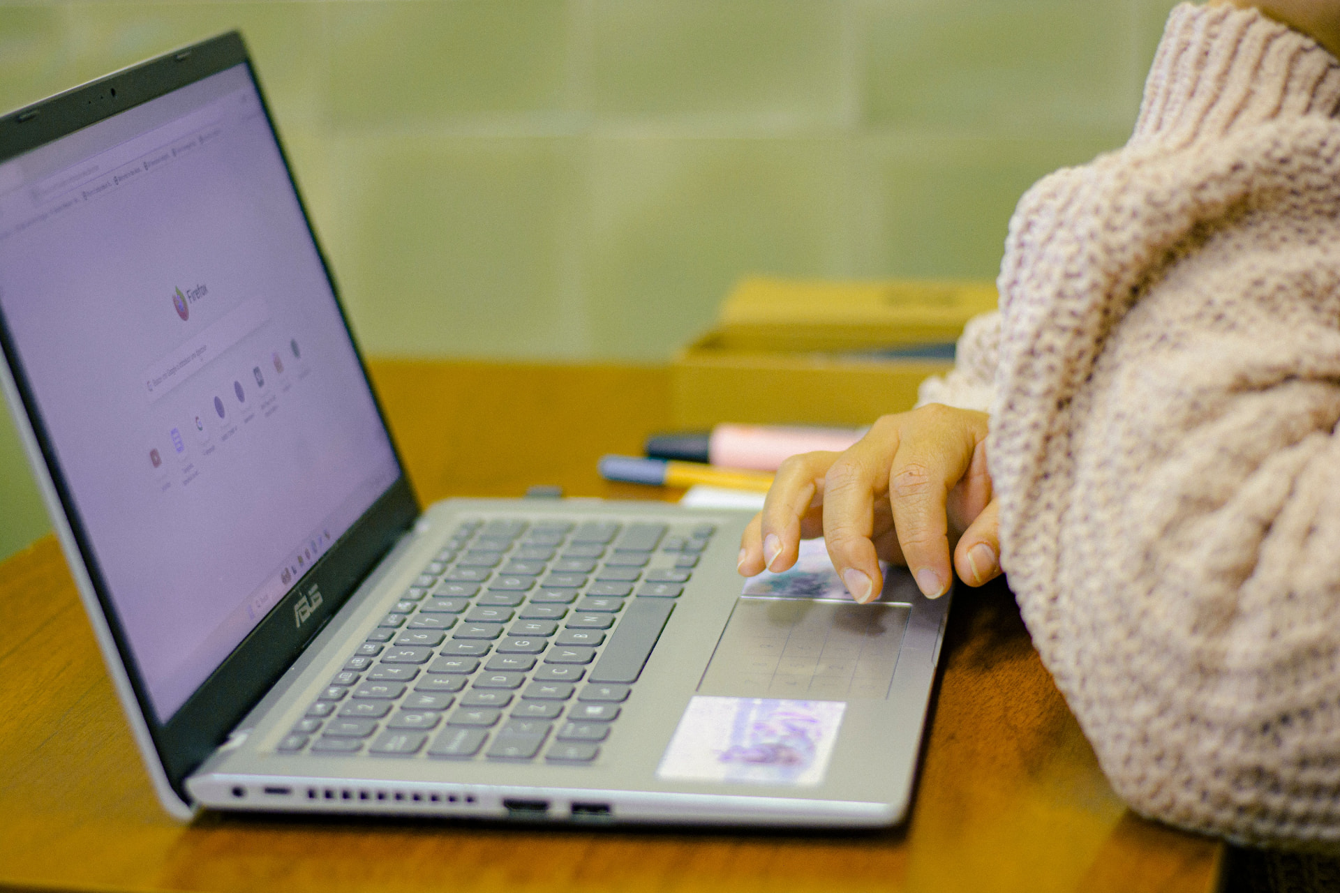 Person arbetar vid en laptop med digitala verktyg